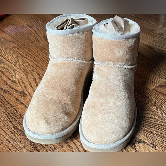 UGG Australia Boots - Picture 6 of 8